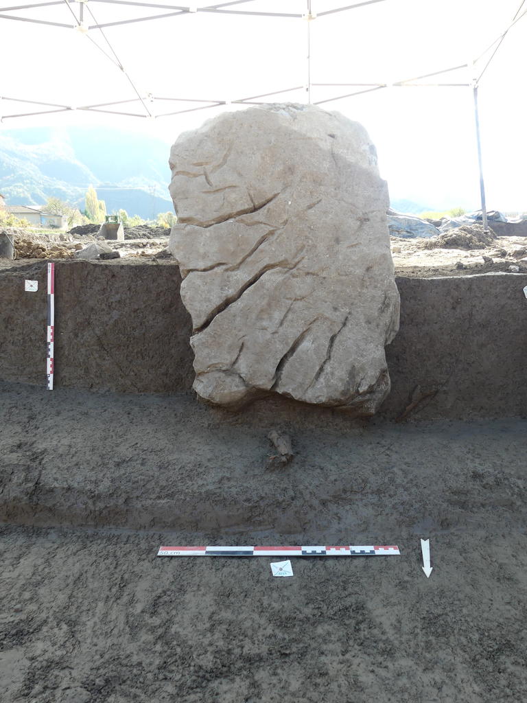 Menhir couvrant un fagot d’ossements animaux.