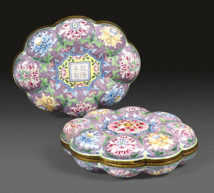 Chine, règne de Qianlong (1736-1795). Paire de boîtes couvertes ovales peintes sur cuivre, 12 x 3,7 cm. Vente Paris Drouot, Thierry de Maigret, 15 octobre 2025. Expert : Vincent L’Herrou. Estimé : 30 000/50 000 €. Adjugé : 62 400 € (frais inclus).