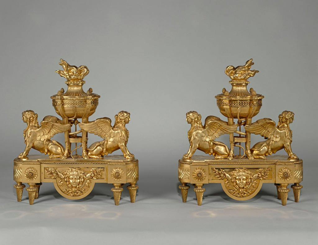 Pierre Gouthière (1732-1813), paire de chenets aux sphinges ailées, vers 1777. Bronze ciselé et doré au mat. Versailles, musée national des châteaux de Versailles et de Trianon, dépôt du musée du Louvre.