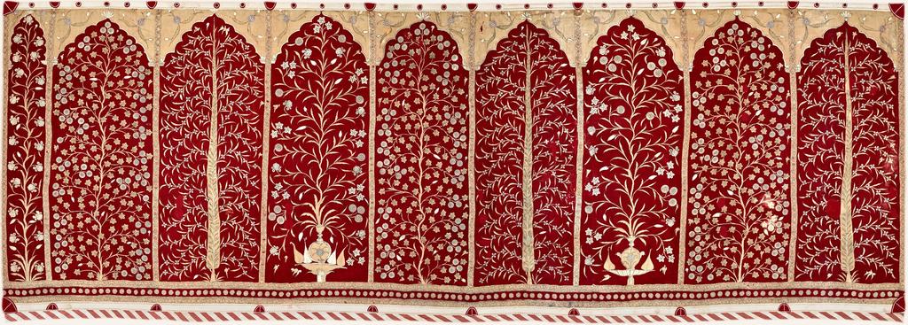 Qanat, attribué à Jaipur, Rajasthan, Inde, probablement XIXe siècle. Coton, 402 x 1154 cm. Ventes Londres, Christie’s, 30 octobre 2025. Estimé : 150 000/250 000 £. Adjugé : 406 400 £ (soit 460 291 € frais inclus).