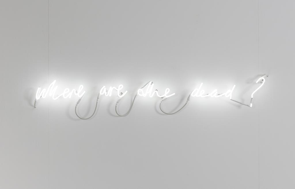 Susan MacWilliam (née en 1969), Where are the dead?, 2013. Néon blanc, 12 x 137 cm. Washington, Connersmith.