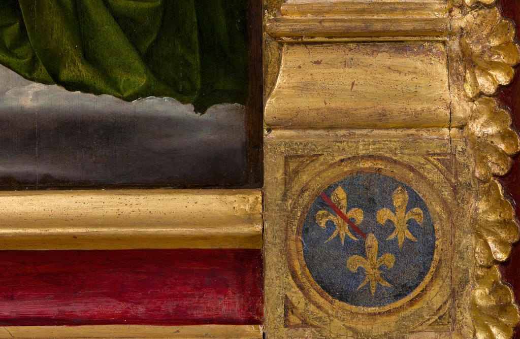 Les armoiries de la duchesse de Bourbon retrouvées sous la dorure du cadre du Triptyque de Moulins. 
