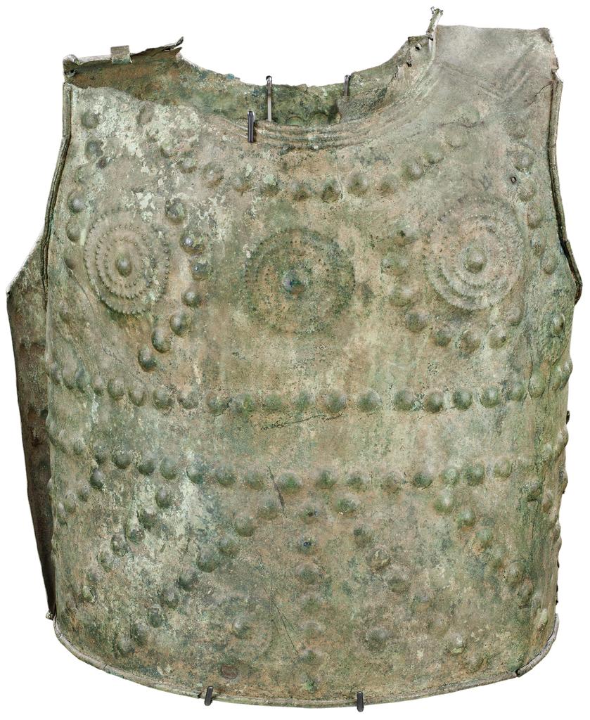 Cuirasse en bronze dite de Grenoble. Paris, musée de l’Armée.